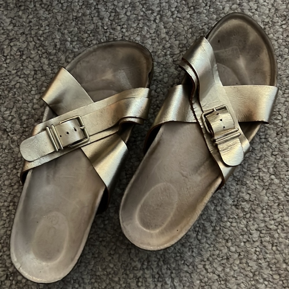Woman’s Gold & White Platform Sandals SIZE: 8 - Picture 2 of 8
